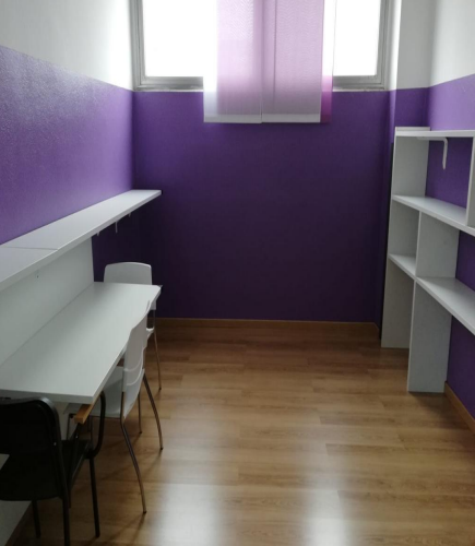 Auletta per lezioni individualizzate - pareti viola e arredo bianco